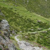 hochrast abstieg wanderer und blick bis aeussere alm fr